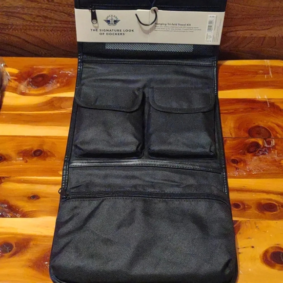 New Levi Strauss Dockers black faux leather tri-fold 4 pocket hanging travel kit - Picture 4 of 7